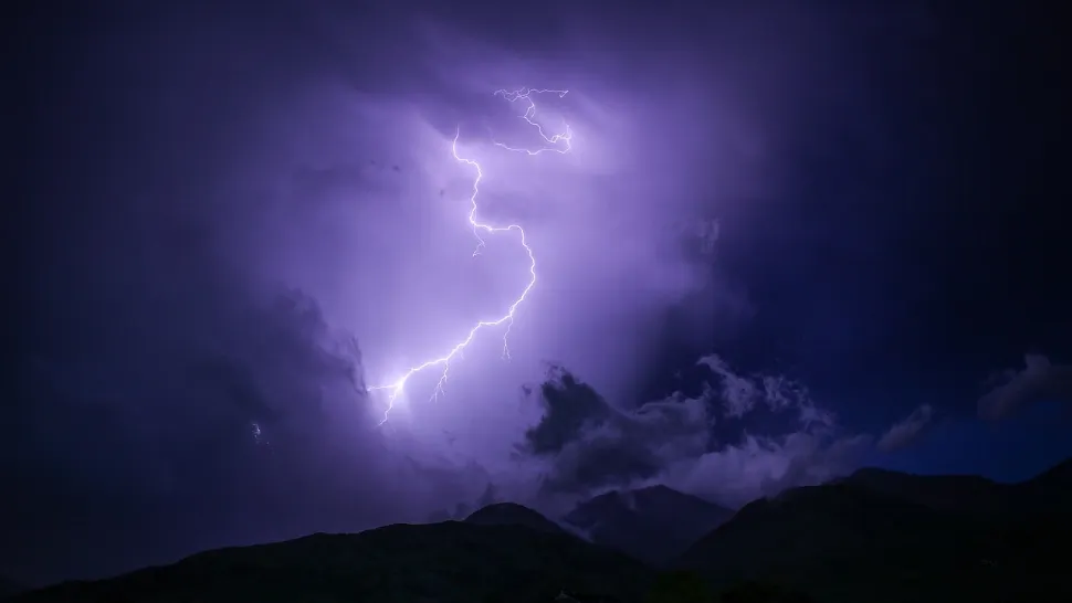 Femeie de 34 de ani, lovită de fulger în Suceava. Victima a ajuns la spital cu arsuri