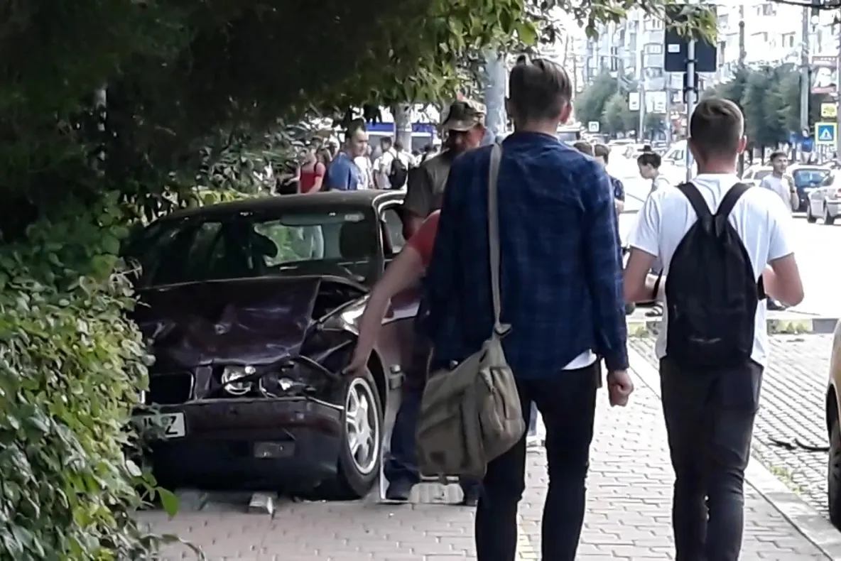 La un pas de tragedie. O șoferiță a ajuns cu mașina pe trotuar după ce a confundat accelerația cu frâna FOTO