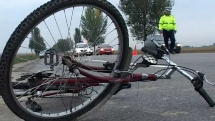 Biciclist în comă după ce a fost acroșat de o autoutilitară