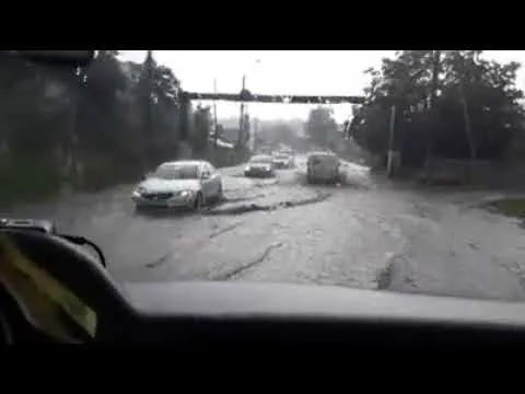 Rupere de nori la Suceava. Mai multe străzi au fost inundate și șoferii au ramas blocați în trafic VIDEO