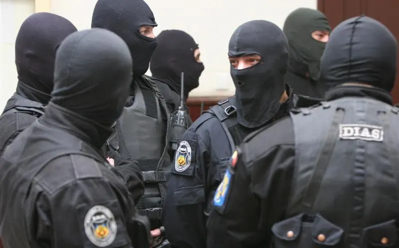 Polițiști de frontieră și contrabandiști de țigări, vizați de percheziții ale procurorilor DIICOT
