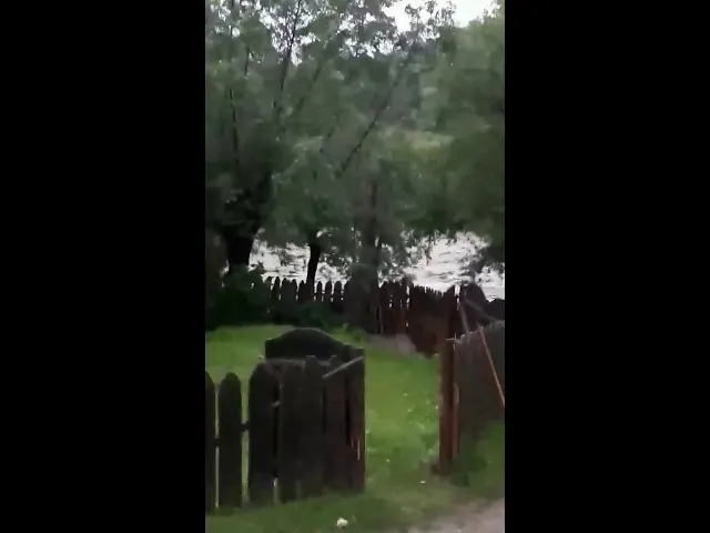 VIDEO Zece gospodării au fost inundate, joi seară, la Găinești