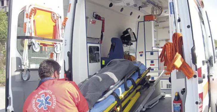 Un tânăr de 17 ani din Preutești a rupt cu mașina un stâlp de pe marginea drumului