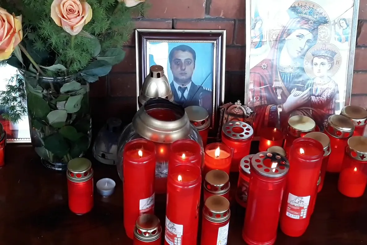 A trecut un an de la moartea polițistului Sorin Vezeteu. Membrii familiei și zeci de polițiști l-au comemorat VIDEO