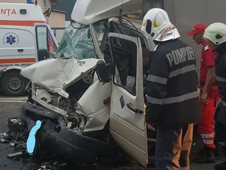Accident rutier cu trei victime, la Gura Humorului. O persoană a rămas încarcerată FOTO