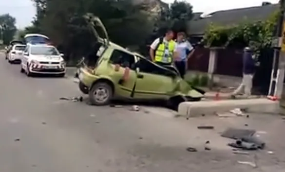 Un șofer mort de beat s-a oprit cu mașina direct într-un stâlp