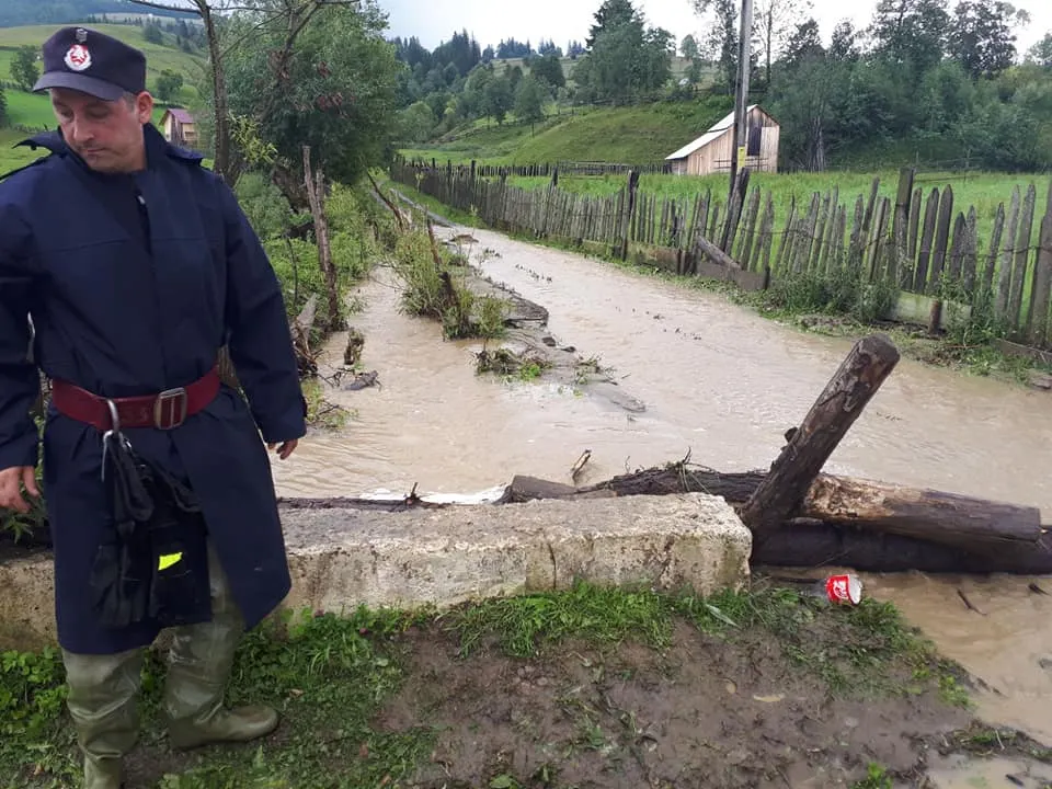 Cod portocaliu de inundații pentru județul Suceava. În Vatra Moldoviței și Brodina sunt deja probleme FOTO