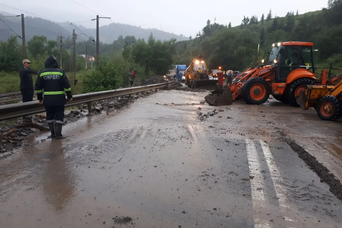FOTO VIDEO DN 17, între Ardeal și Moldova, blocat din cauza inundațiilor