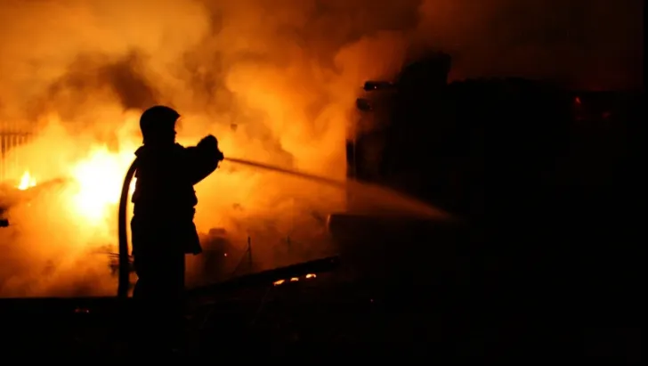 Incendiu în municipiul Câmpulung Moldovenesc. O casă și o anexă au fost cuprinse de flăcări