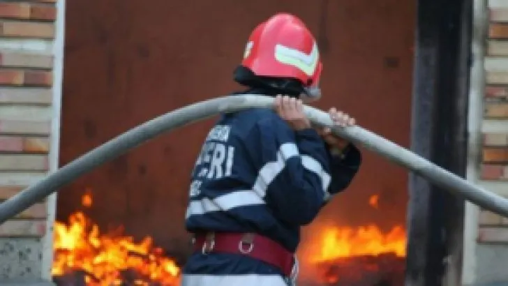 Acoperișul unei case a fost mistuit de flăcări, la Lipoveni