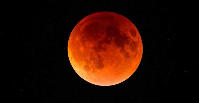 Eclipsa totală de lună poate fi urmărită, vineri, la Observatorul Astronomic
