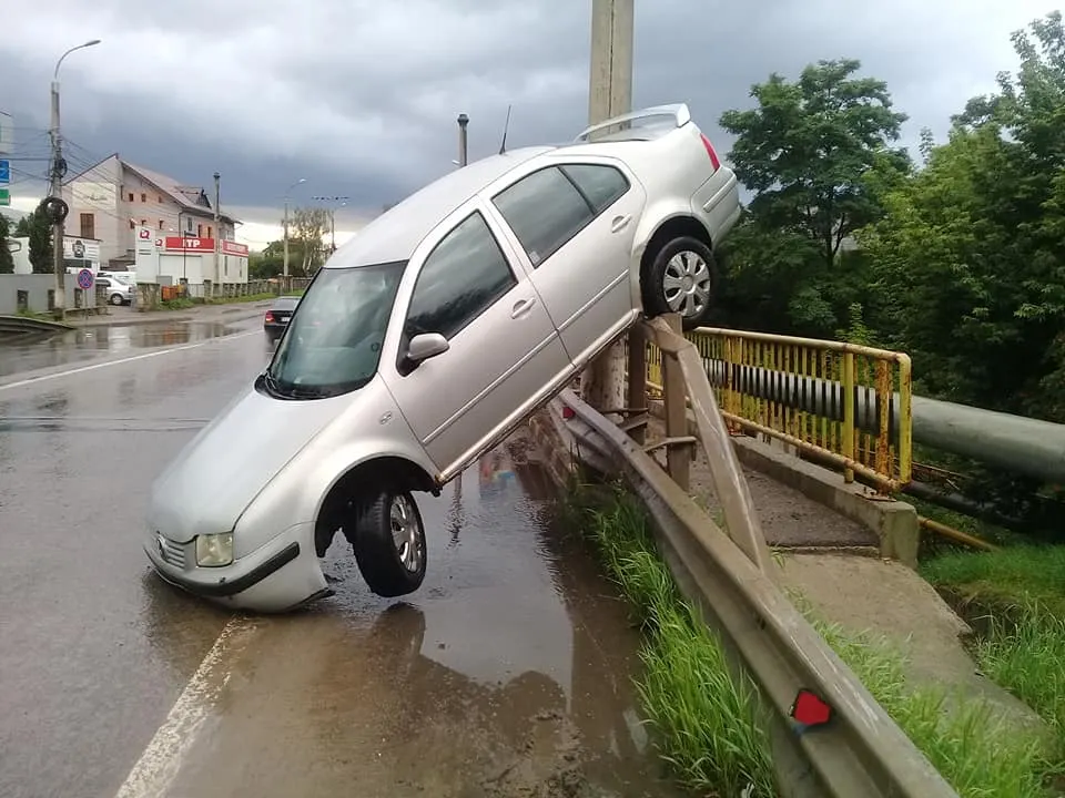 Accident spectaculos la Șcheia. O mașină a rămas suspendată pe un parapet FOTO