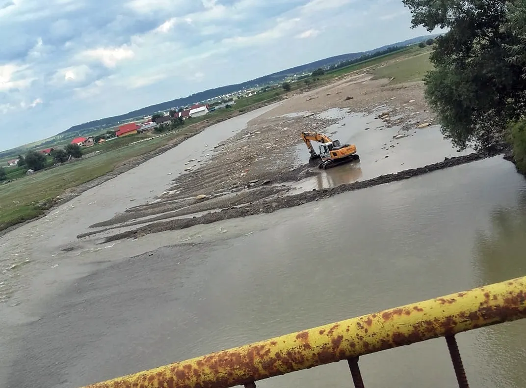 Pod provizoriu peste râul Suceava, la Milișăuți, până la repararea podului afectat de inundații