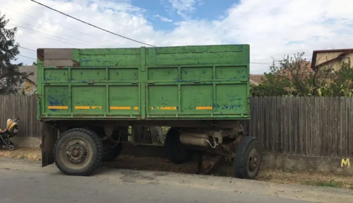 Tragedie. O femeie din comuna Zamostea a murit strivită de o remorcă