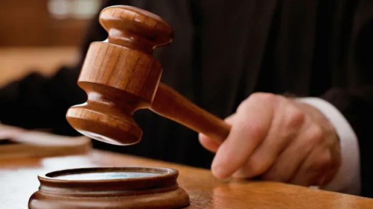 Suceveancă trimisă în judecată după ce a primit șpagă 3.000 de euro pentru a angaja o femeie și pe fiica acesteia în Poliția Municipiului Suceava