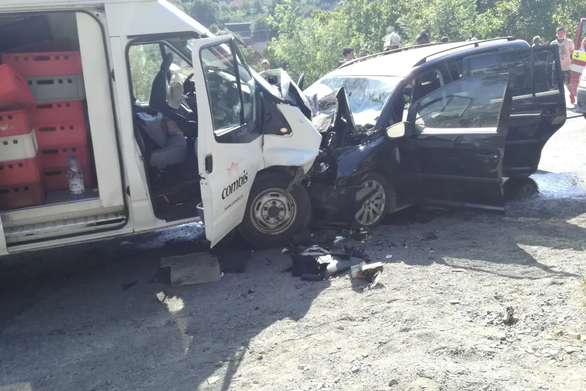 Un bărbat de 64 de ani din Șcheia și-a pierdut viața după ce autoturismul condus de acesta a intrat în coliziune frontală cu o autoutilitară