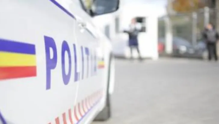 Un șofer s-a urcat beat la volan și s-a izbit cu autoturismul în gardul unui imobil