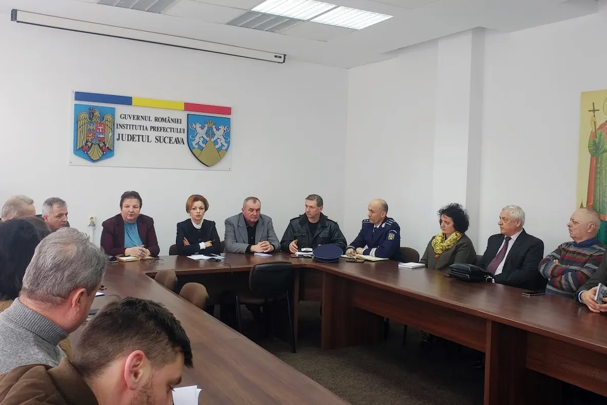 Pesta porcină și pagubele inundațiilor, subiecte de ședință extraordinară la Prefectură