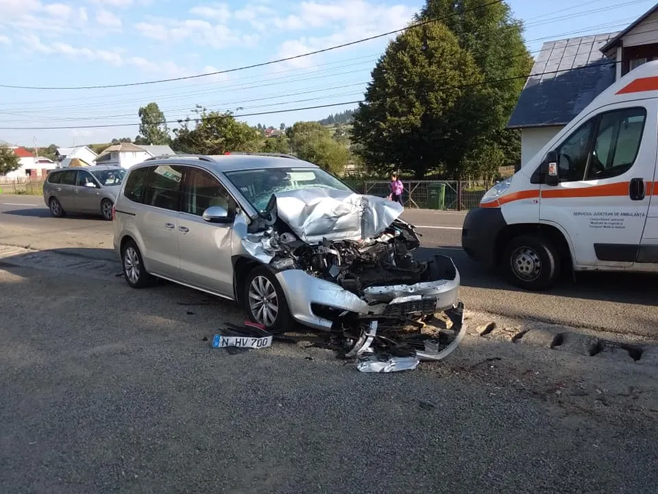 Dorna Candrenilor. Coliziune între un autoturism și o dubă FOTO