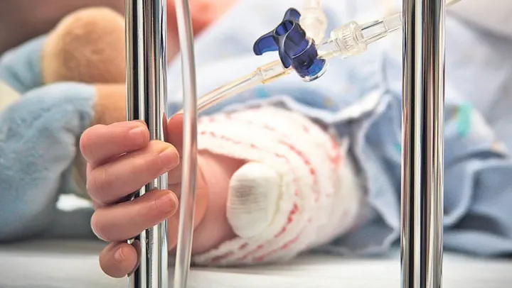 Fetiță de doi ani la spital după ce a băut diluant