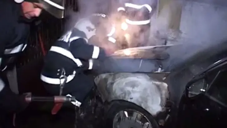 Zvoriștea.O mașină a luat foc după ce s-a răsturnat în șanț