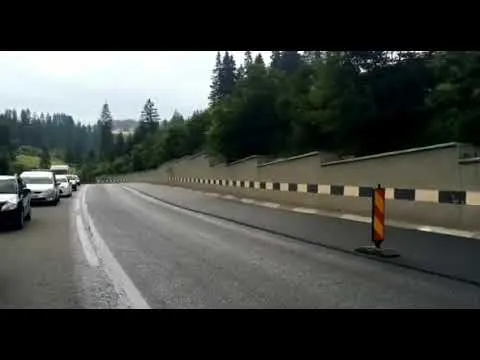 VIDEO Atenție, șoferi! Se asfaltează pe DN17, în Pasul Mestecăniș