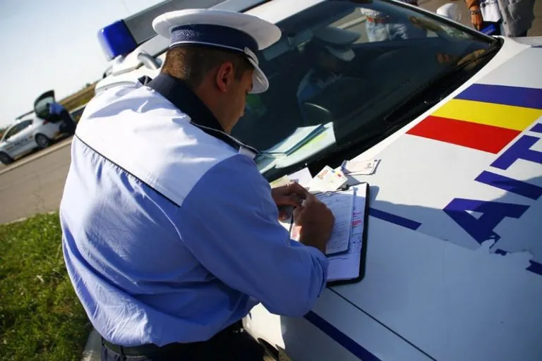 Minor blocat de polițiști în trafic după o urmărire de 15 kilometri