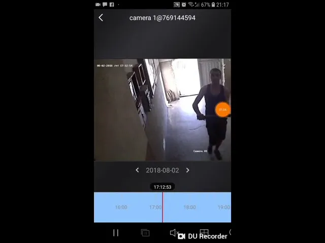 Indivizi filmați în timp ce distrug cu bâtele camerele video de supraveghere ale unui bloc VIDEO