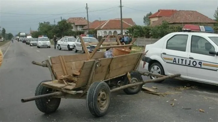Beat și fără permis a intrat cu mașina într-o căruță