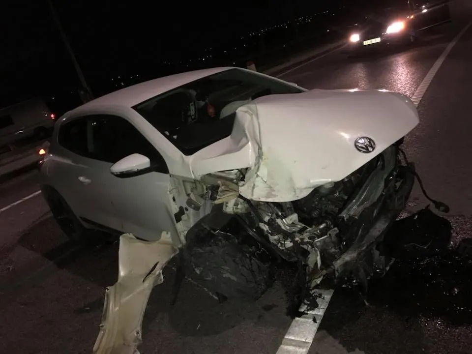 Un individ fără permis a furat o mașină, a avariat-o, după care a abandonat-o FOTO