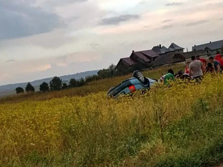 FOTO O mașină în care se aflau patru copii și mama lor s-a răsturnat la Milișăuți