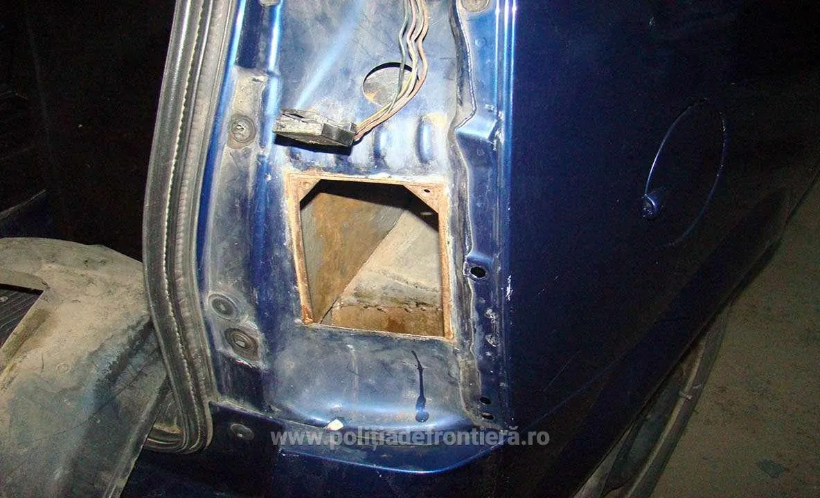 FOTO Țigări găsite ascunse în stopurile unei mașini, în Vama Siret