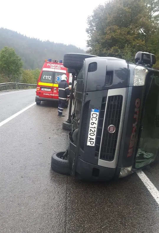 FOTO.Un microbuz cu nouă persoane s-a răsturnat pe raza localității Argestru