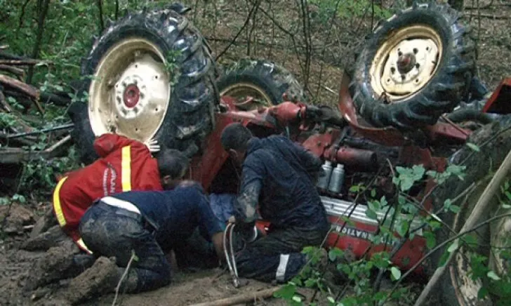 Sfârșit tragic. Un bărbat de 75 de ani a murit strivit de tractor