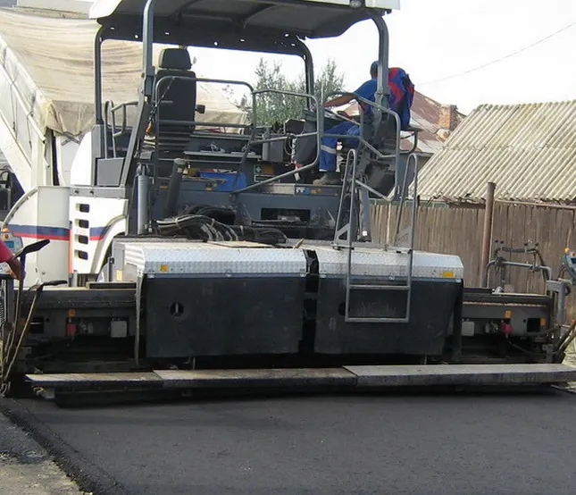 Un muncitor ce lucra la asfaltarea unui drum din Rădășeni a distrus cu utilajul gardul unui localnic