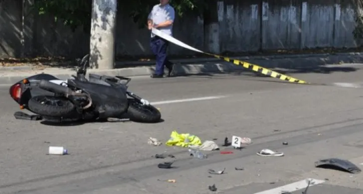 Un tânăr fără permis și-a pierdut viața după ce a intrat cu mopedul într-o căruță