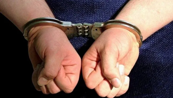 Un bărbat a fost încătușat de polițiști după ce a încălcat ordinul de protecție