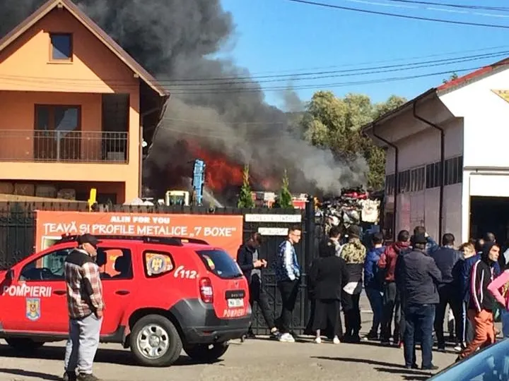 FOTO VIDEO Incendiu de proporții la un depozit de fier vechi din Suceava