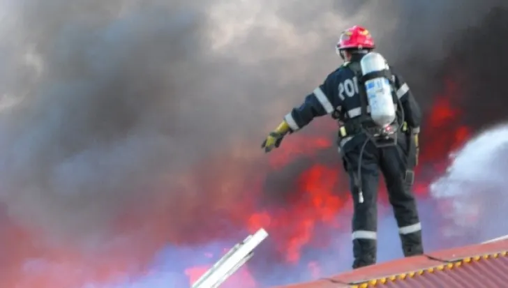 Incendiu cu pagube de peste 100.000 de lei la un depozit de materiale de construcții din Vatra Dornei