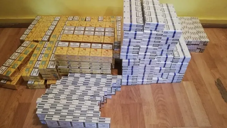 Pachete de țigări de contrabandă, ascunse în pereții unui microbuz FOTO