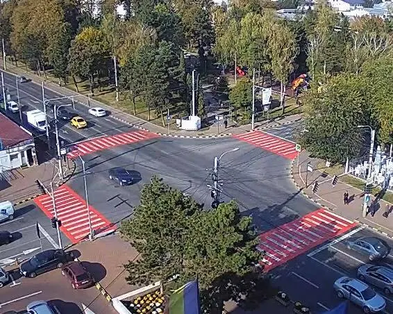 FOTO 22 de treceri de pietoni, vopsite în alb și roșu pe bulevardul principal al Sucevei