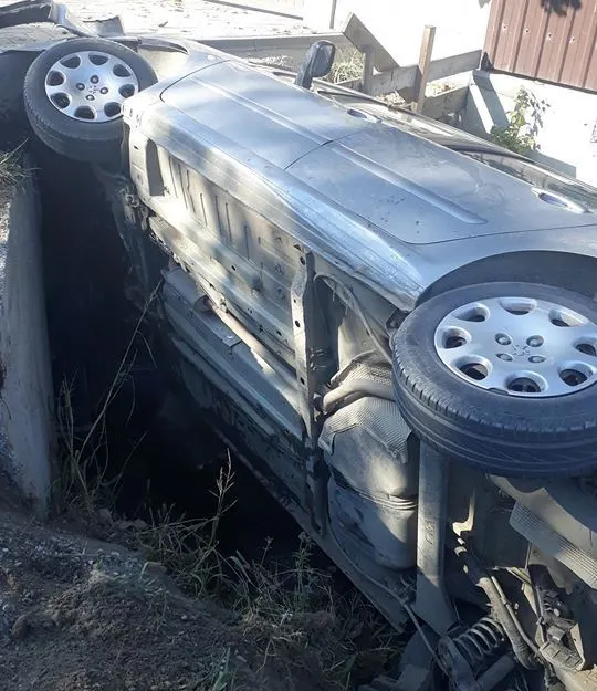FOTO. Un șofer a plonjat cu mașina în șanț și s-a oprit într-un cap de pod, la Volovăț