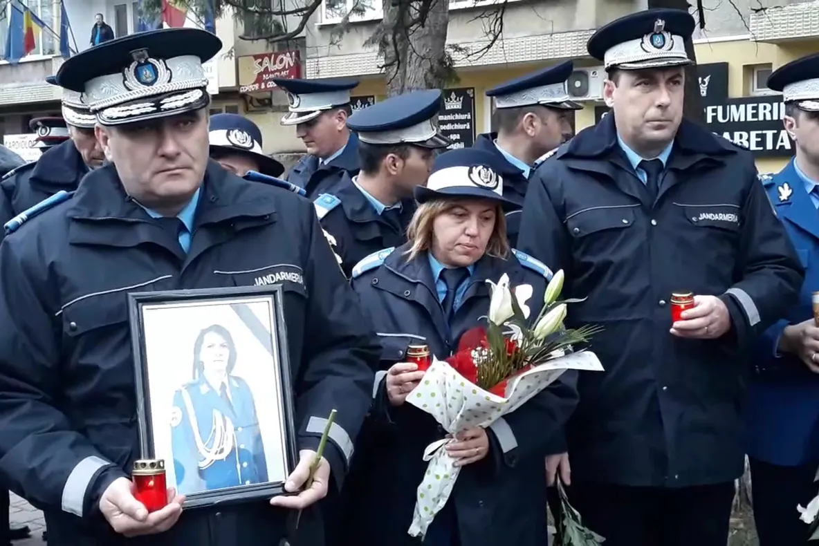 Lacrimi și flori pentru jandarmerița care și-a pierdut viața în tragicul accident rutier  VIDEO