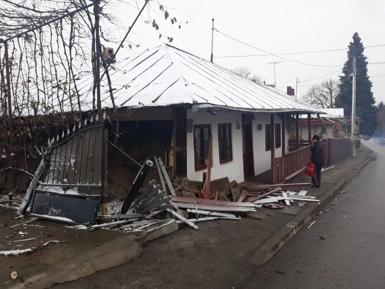 FOTO Fiul unui preot s-a izbit cu mașina în casa Ion Creangă din Fălticeni. Două persoane au fost rănite