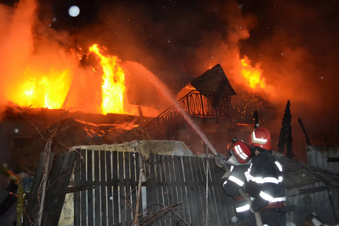 Două persoane moarte, patru rănite și pagube de 1,5 milioane de lei, efectul celor 125 de incendii din ultimele două luni