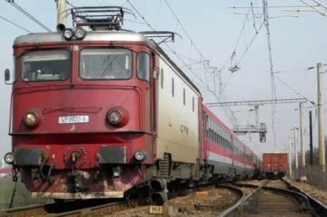 Panică în trenul Timișoara-Iași după ce un incendiu s-a produs în ultimul vagon. Peste 30 de călători s-au autoevacuat