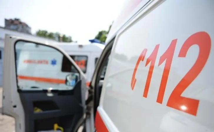 Coliziune între un microbuz și un autoturism. Zece persoane implicate