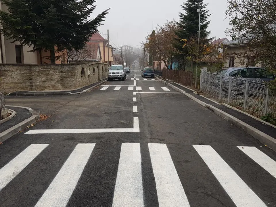 FOTO Dorel de Suceava a făcut nouă treceri de pietoni pe o stradă de 300 de metri
