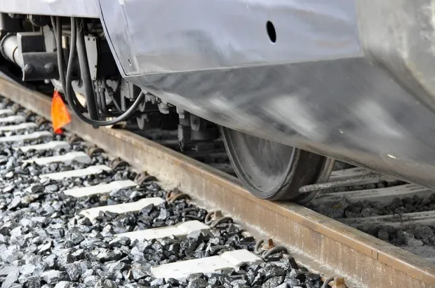 Accident feroviar cu o victimă. Un autoturism a fost lovit de tren