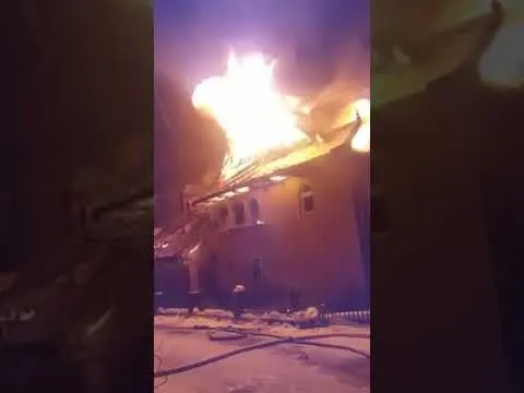 Un magazin de încălțăminte, o casă și mai multe anexe distruse de flăcări, la Bivolărie VIDEO